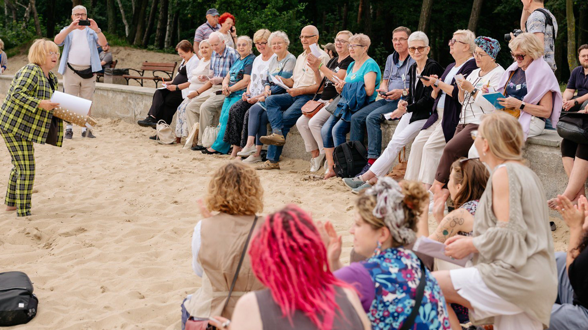 Spotkanie uczestników programu na plaży – animator prowadzi grupę