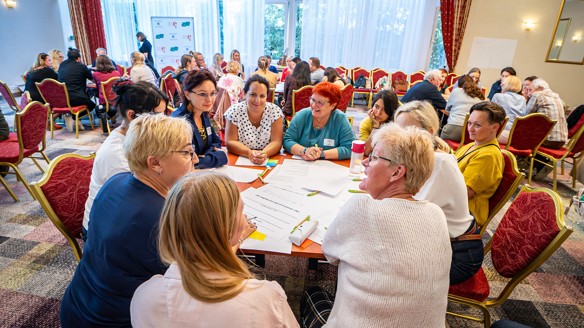 Uczestniczki dyskutują przy okrągłym stole podczas warsztatów