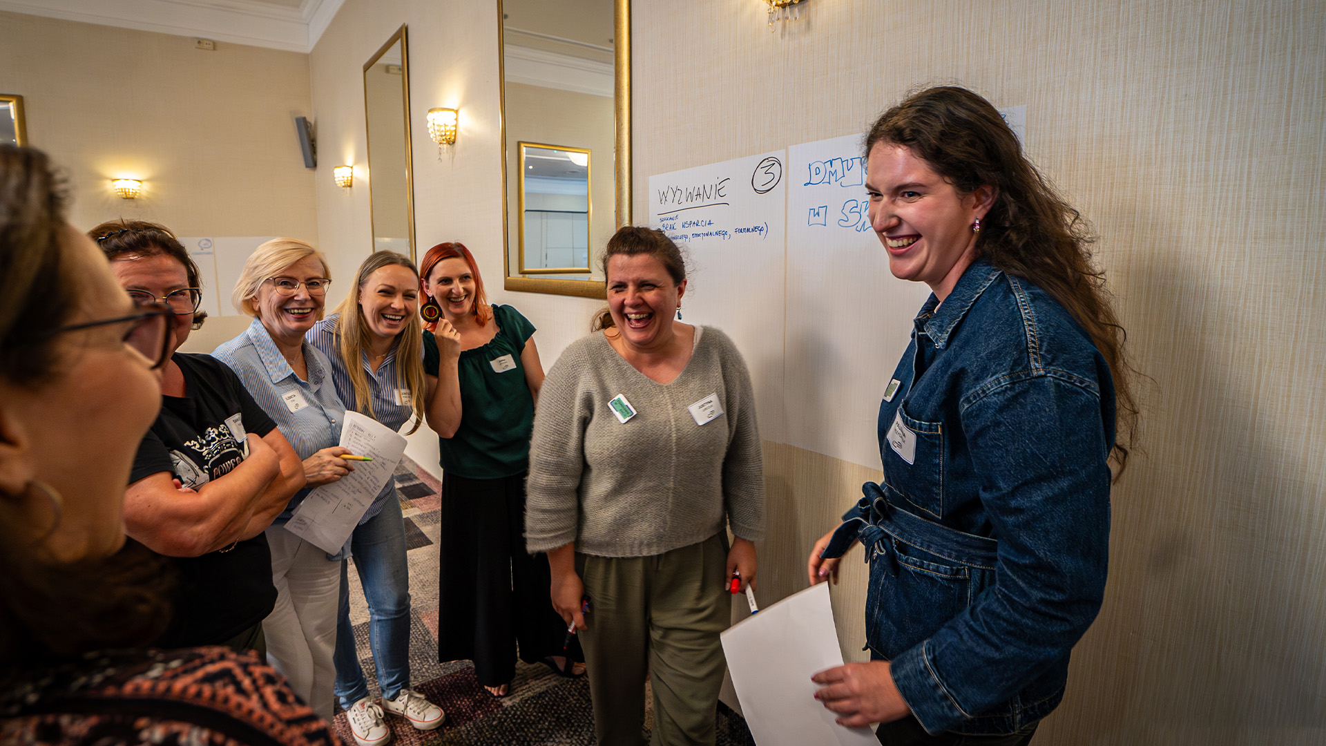 Uczestniczki warsztatów Inkubatora śmieją się przy flipcharcie