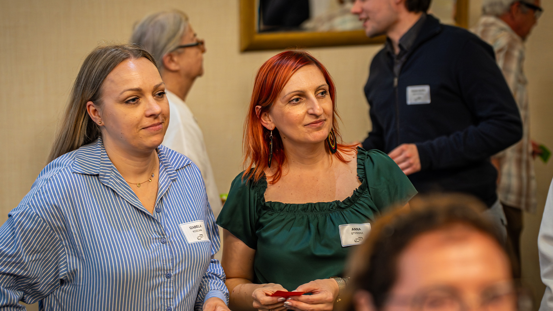 Dwie uczestniczki programu z identyfikatorami – partnerstwo międzypokoleniowe